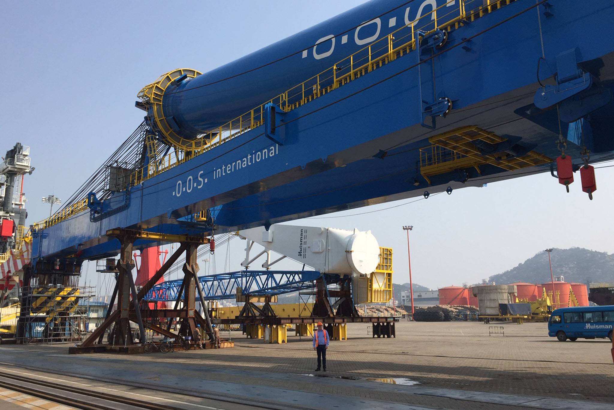 Je bekijkt nu OOS Serooskerke: the first Offshore Mast Crane (OMC)’s assembled